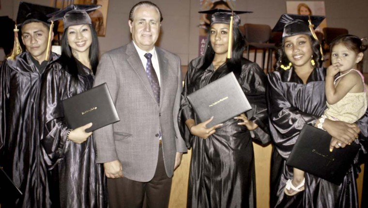 Las Artes graduates